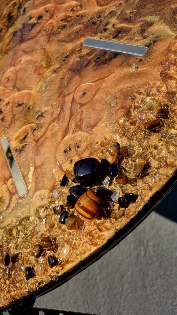 zegar z żywicy brązowy złoty bursztyn