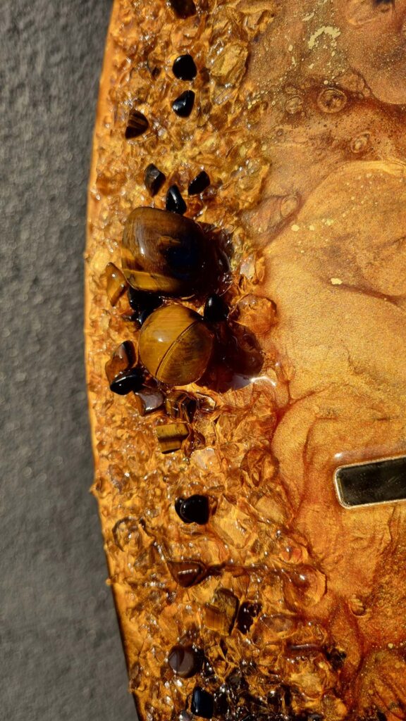 zegar z żywicy brązowy złoty bursztyn