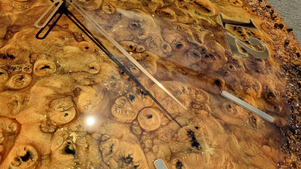 zegar z żywicy brązowy złoty bursztyn