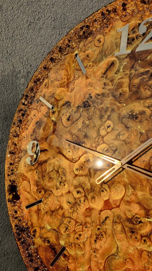 zegar z żywicy brązowy złoty bursztyn