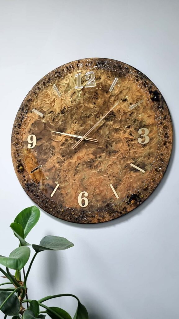 zegar z żywicy brązowy złoty bursztyn