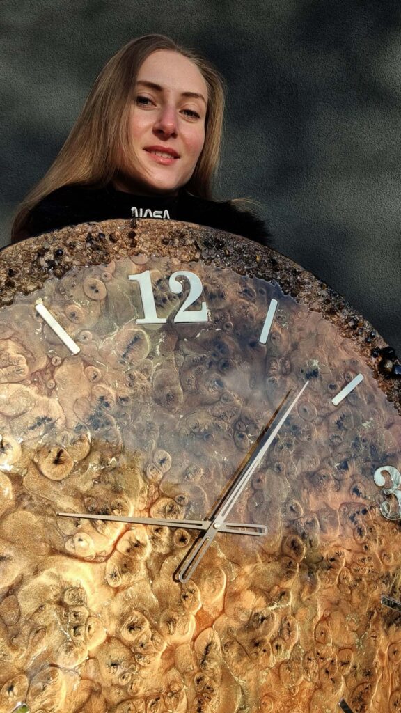 zegar z żywicy brązowy złoty bursztyn