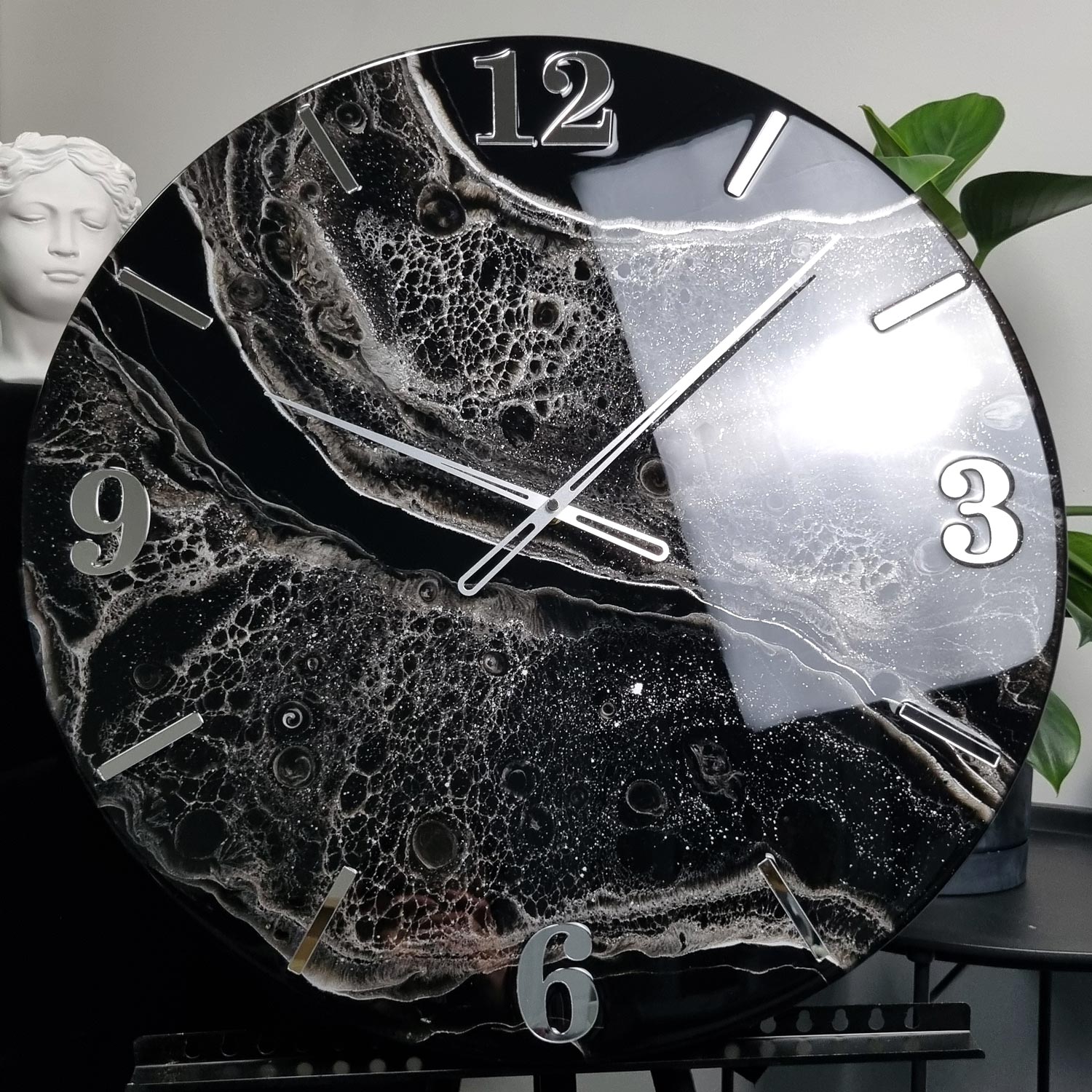 zegar z żywicy czarno srebrny