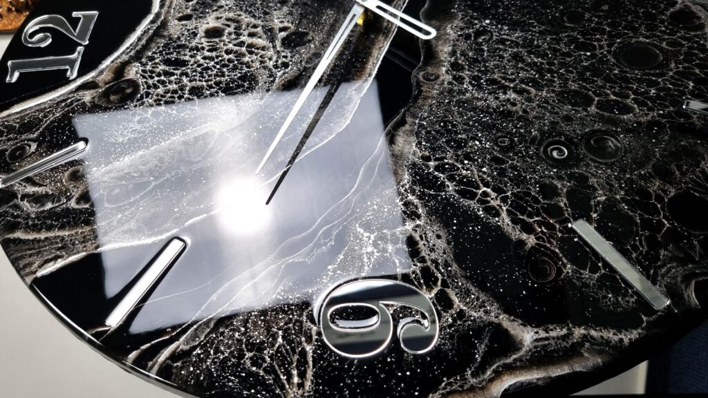 zegar z żywicy czarno srebrny