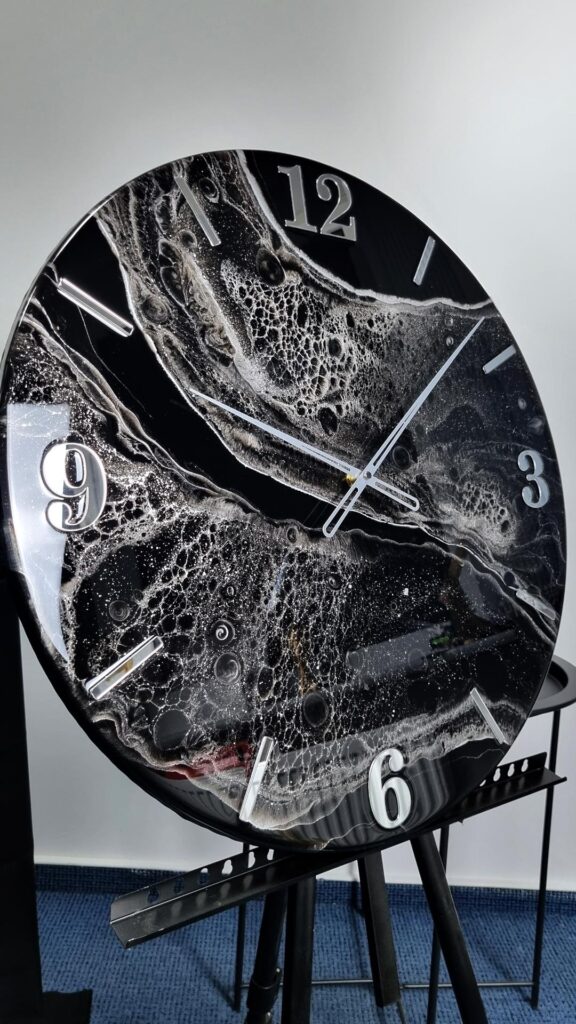 zegar z żywicy czarno srebrny