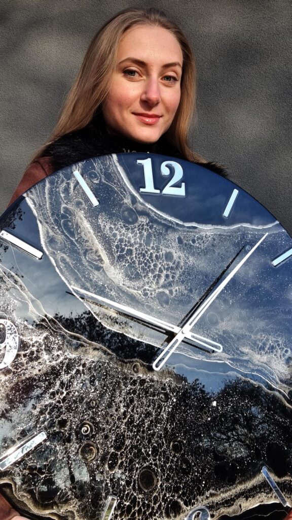 zegar z żywicy czarno srebrny