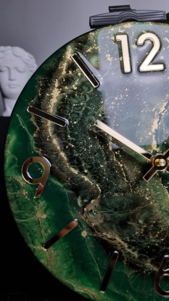 zegar z żywicy zielony złoty 30 cm
