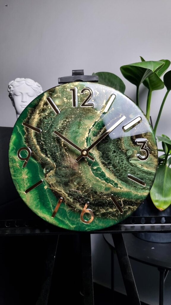 zegar z żywicy zielony złoty 30 cm