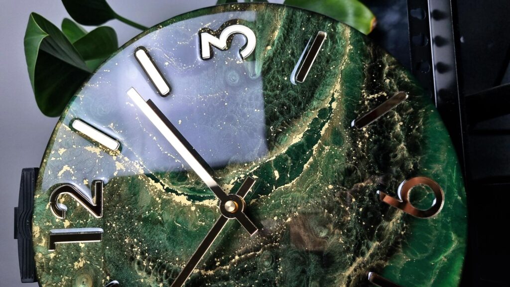 zegar z żywicy zielony złoty 30 cm