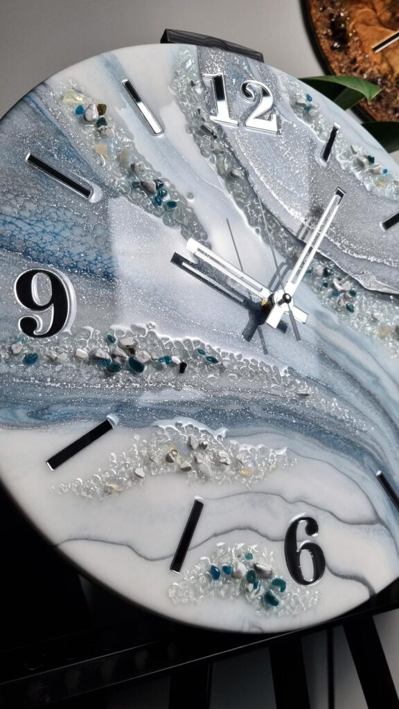 zegar ścienny srebrno niebieski marmur