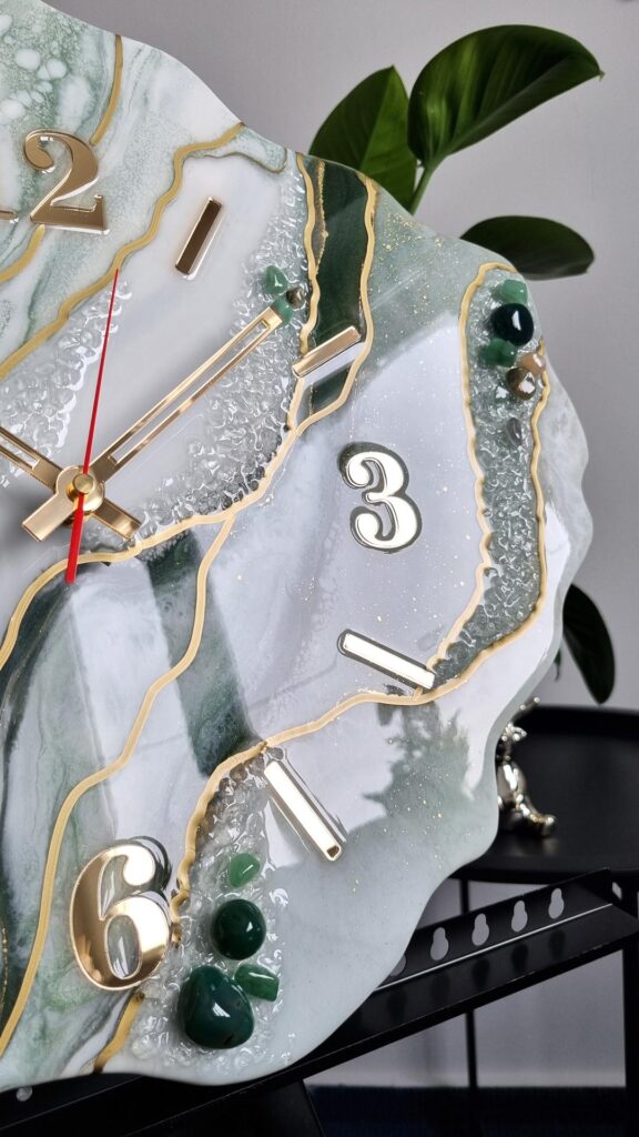 zegar ścienny geoda szmaragdowo biały