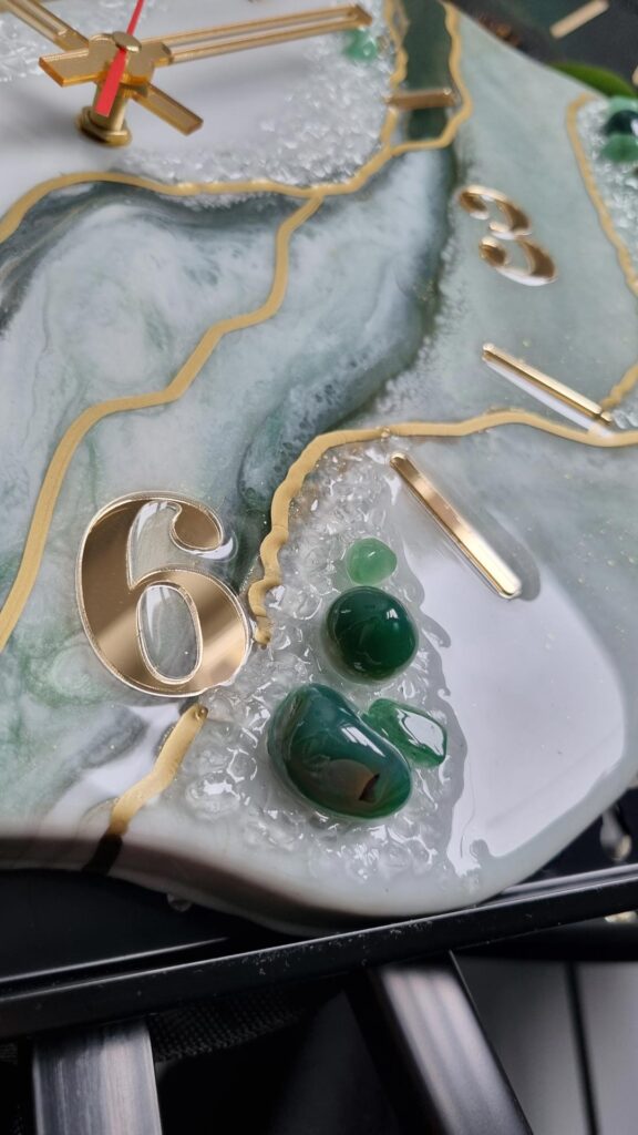 zegar ścienny geoda szmaragdowo biały