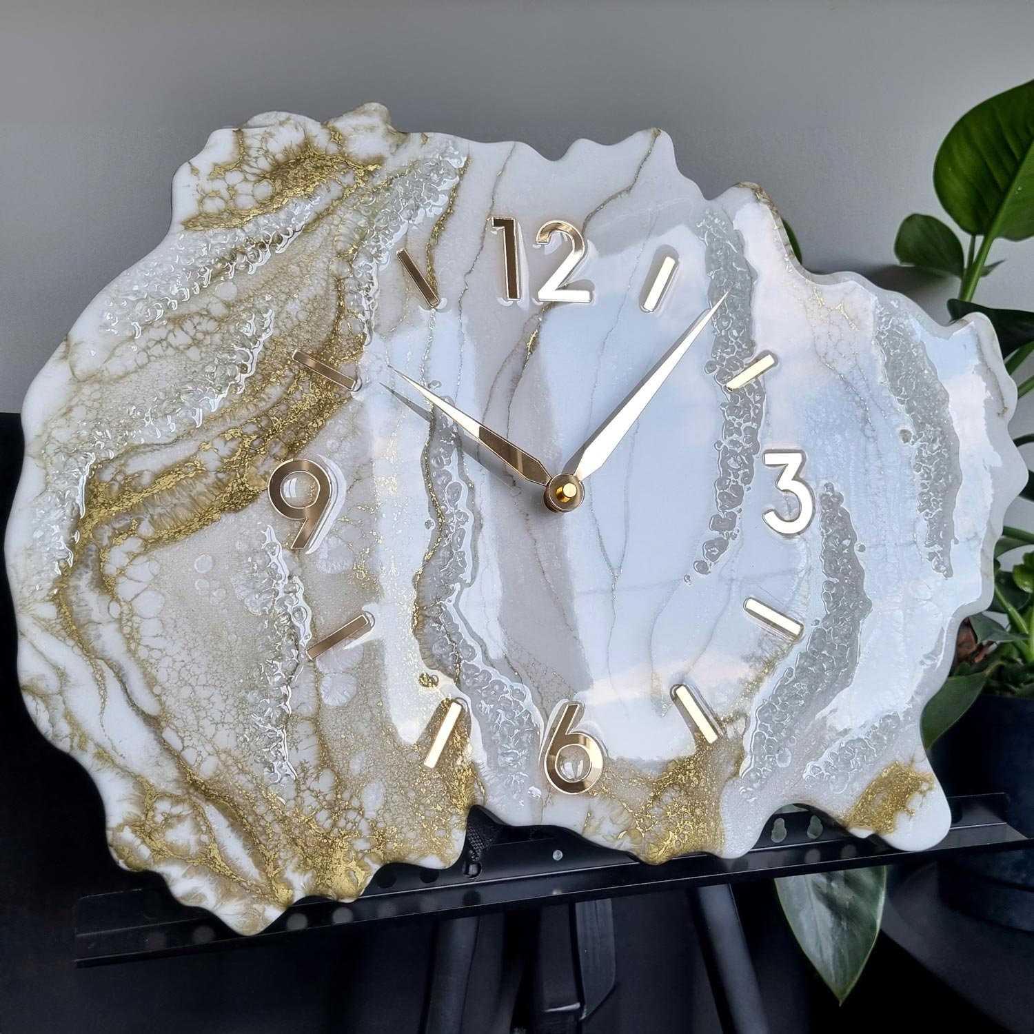 zegar ścienny z żywicy Geoda biało złoty