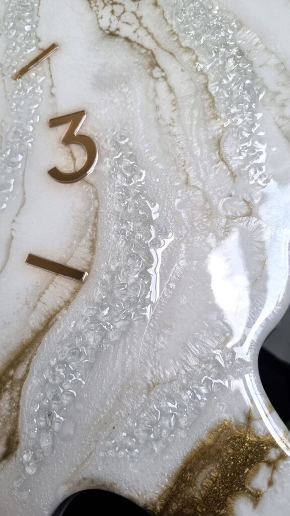 zegar ścienny z żywicy Geoda biało złoty