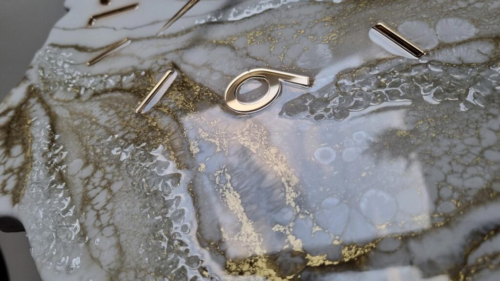 zegar ścienny z żywicy Geoda biało złoty