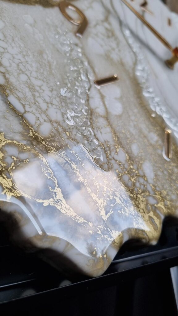 zegar ścienny z żywicy Geoda biało złoty