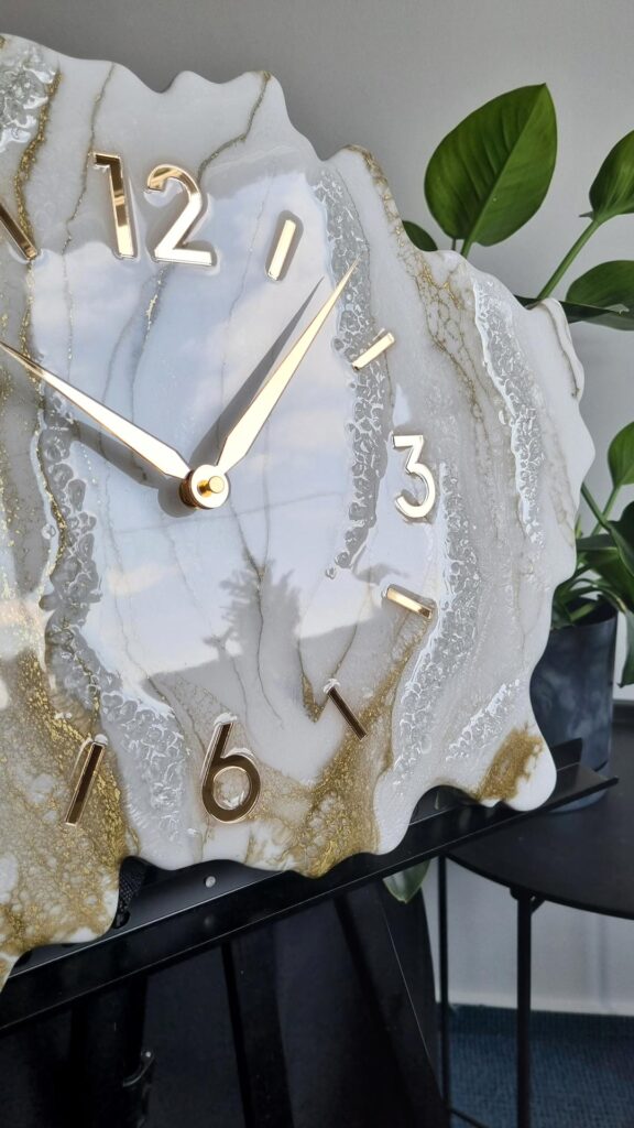 zegar ścienny z żywicy Geoda biało złoty