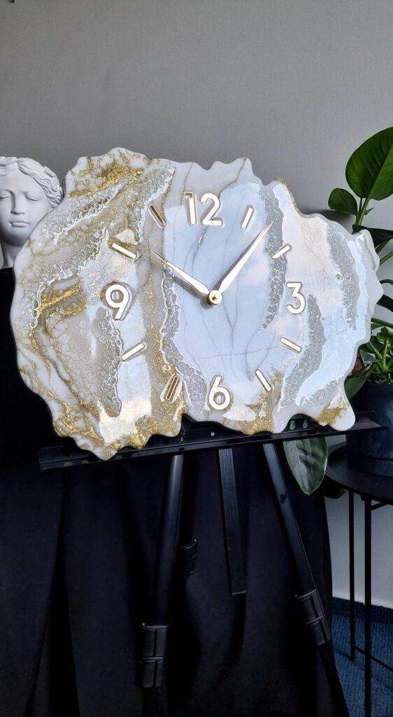 zegar ścienny z żywicy Geoda biało złoty