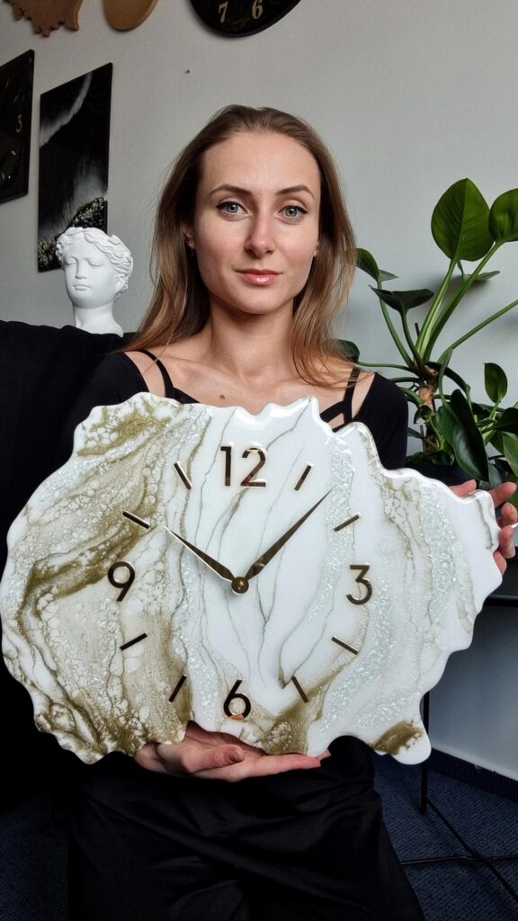 zegar ścienny z żywicy Geoda biało złoty