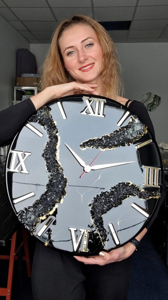 Zegar z żywicy da resin art czarno złoty