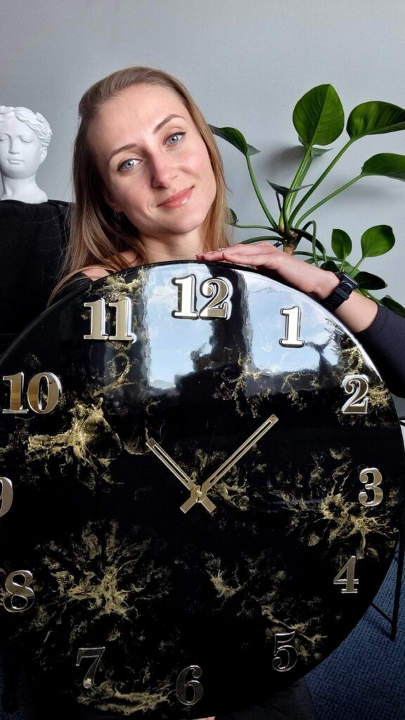 zegar z żywicą czarno złoty