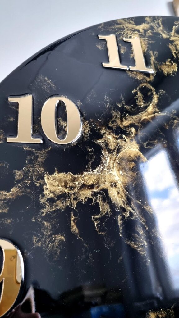 zegar z żywicą czarno złoty