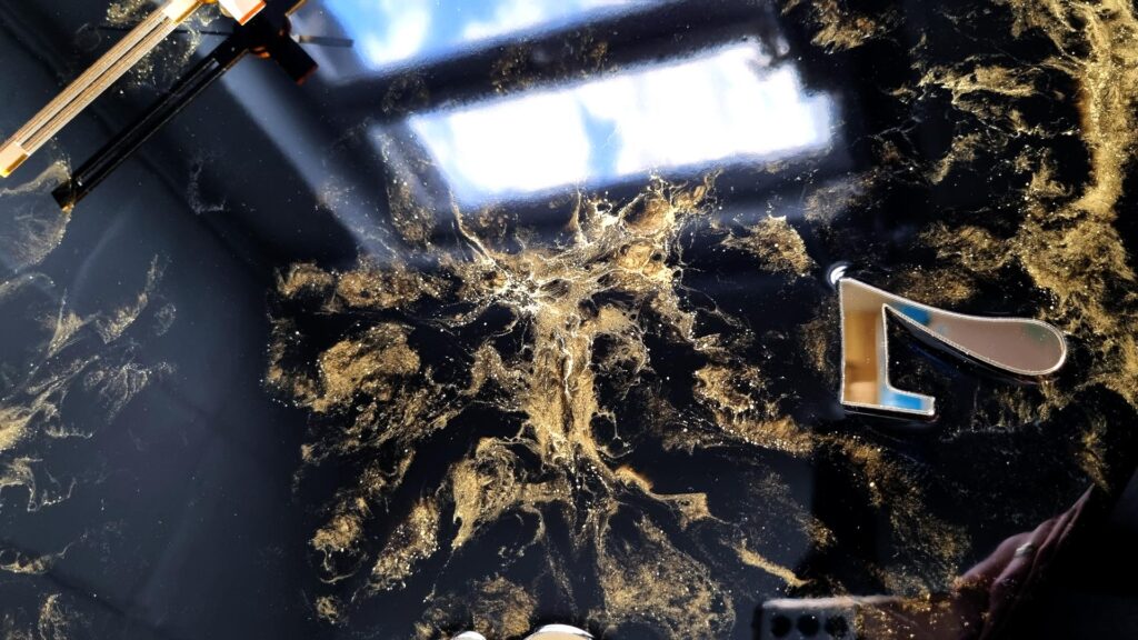 zegar z żywicą czarno złoty