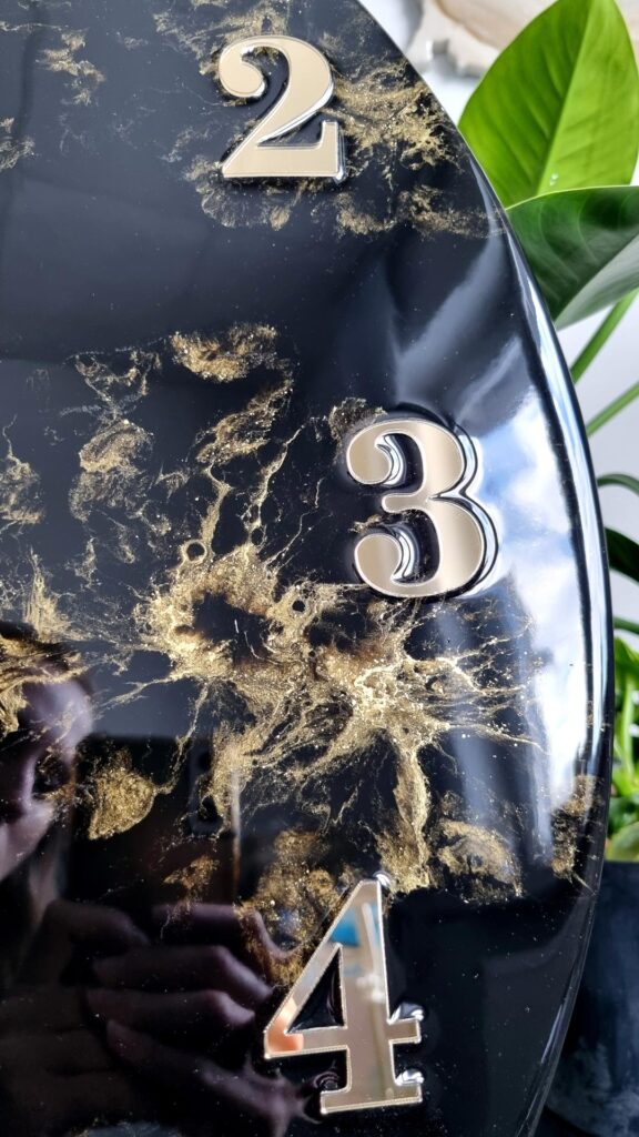 zegar z żywicą czarno złoty