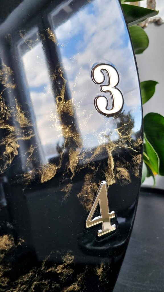 zegar z żywicą czarno złoty