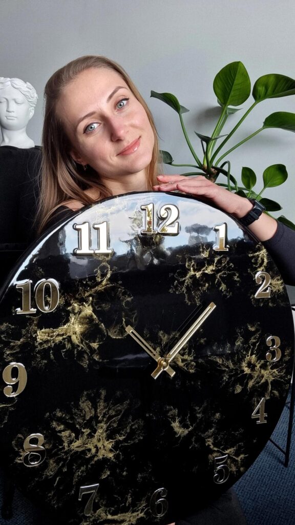zegar z żywicą czarno złoty