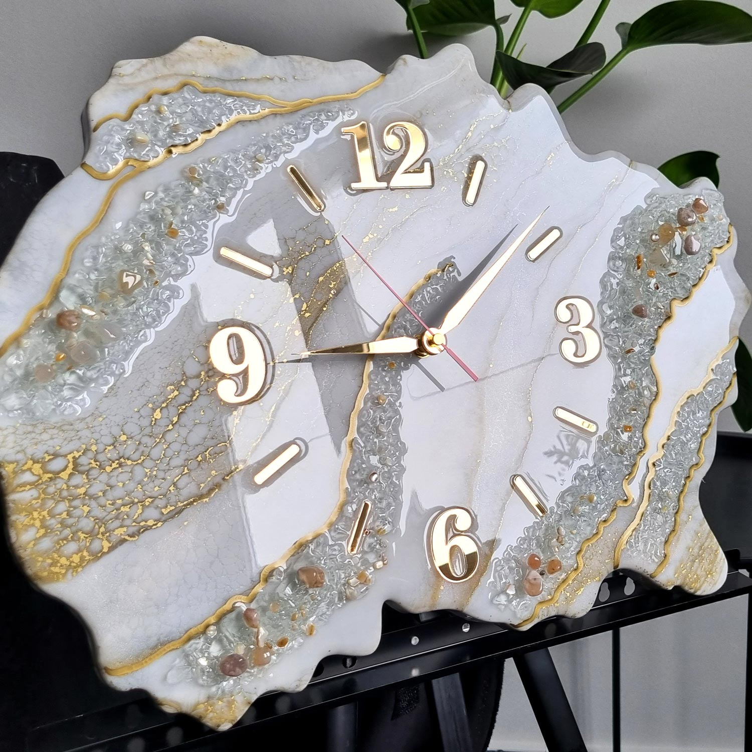 zegar ścienny z żywicy Geoda biało złoty agat sakura