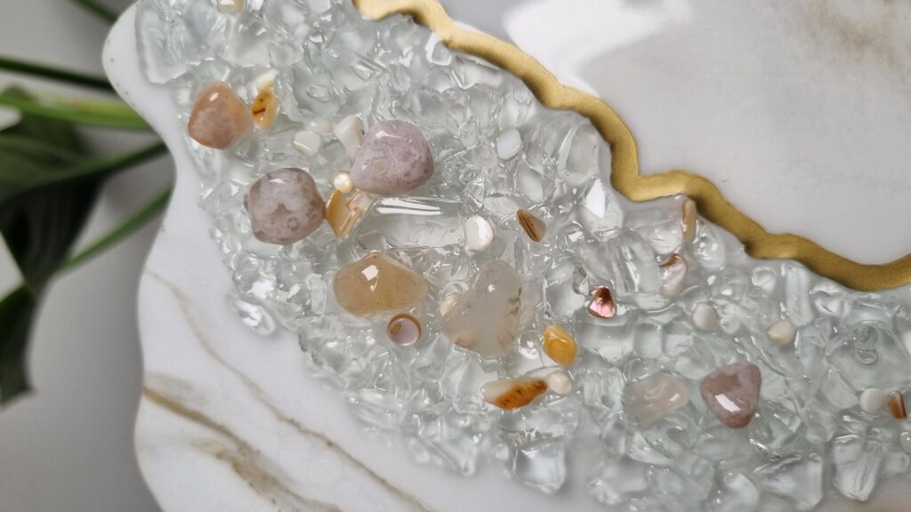 zegar ścienny z żywicy Geoda biało złoty agat sakura