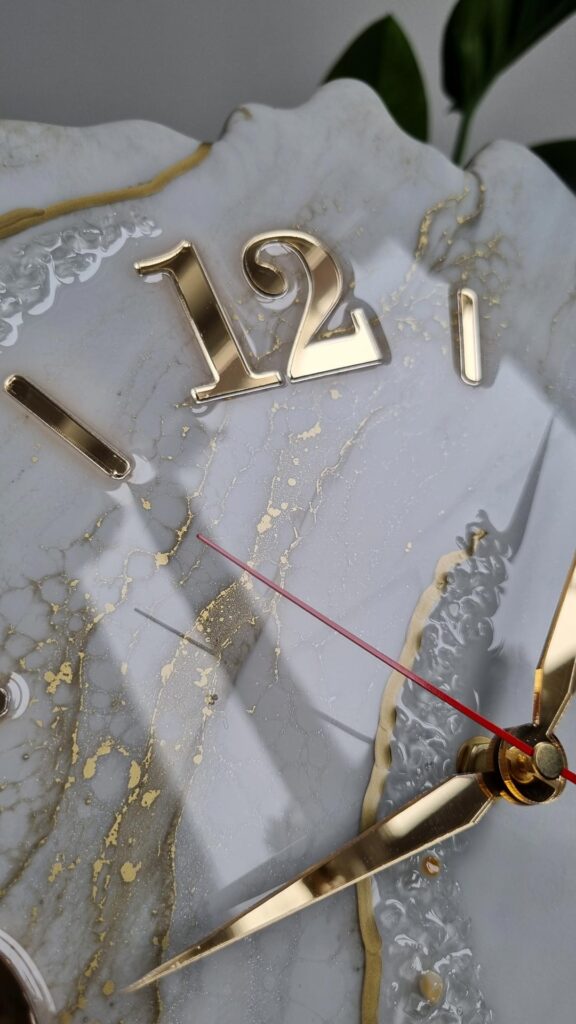 zegar ścienny z żywicy Geoda biało złoty agat sakura