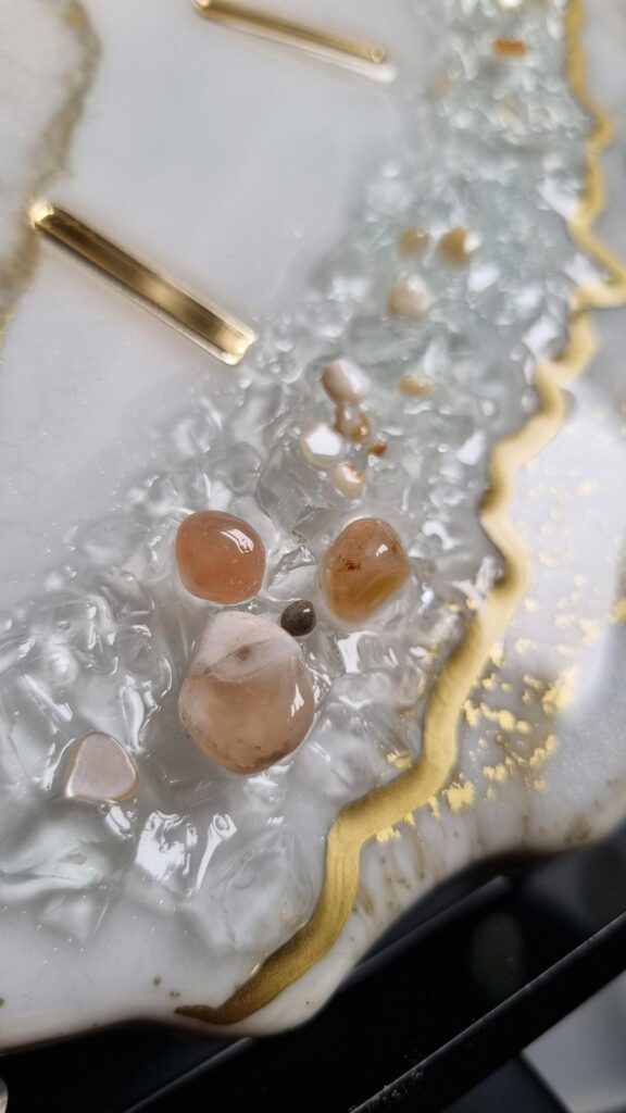 zegar ścienny z żywicy Geoda biało złoty agat sakura