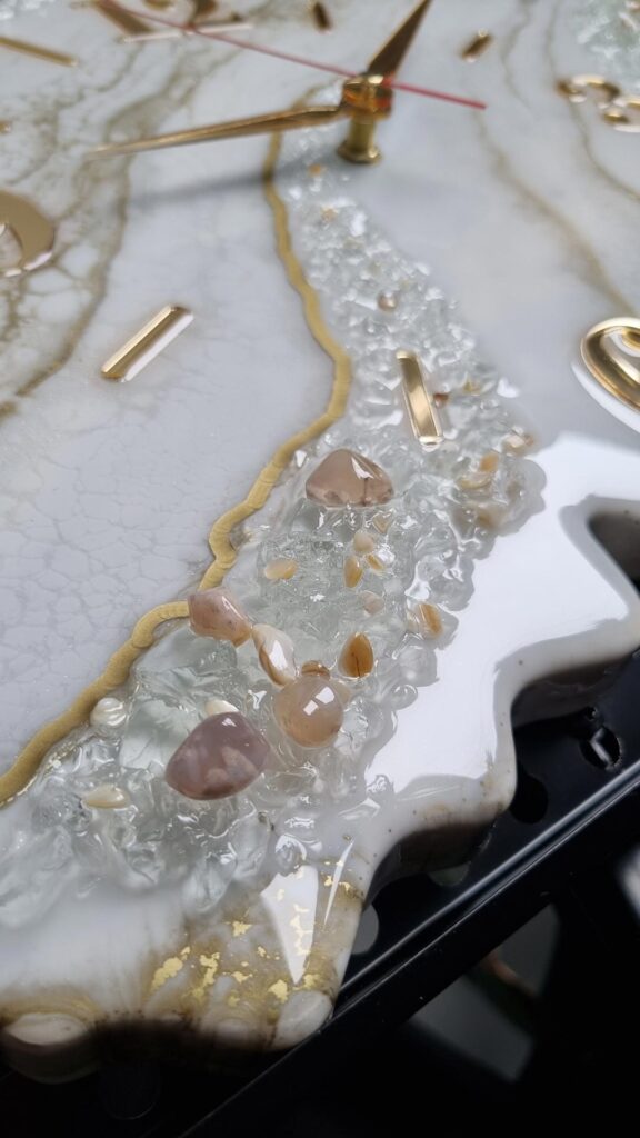 zegar ścienny z żywicy Geoda biało złoty agat sakura