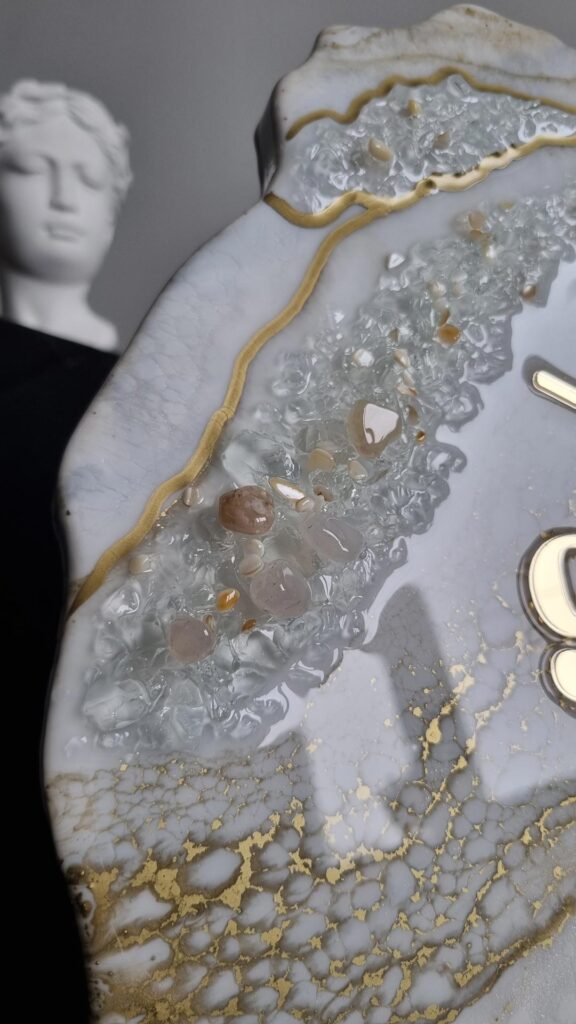 zegar ścienny z żywicy Geoda biało złoty agat sakura