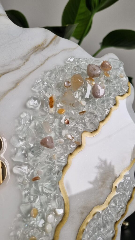 zegar ścienny z żywicy Geoda biało złoty agat sakura