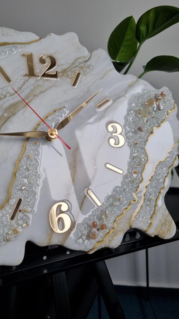 zegar ścienny z żywicy Geoda biało złoty agat sakura