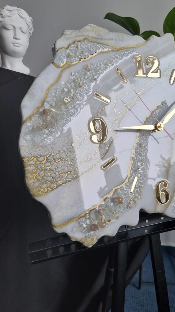 zegar ścienny z żywicy Geoda biało złoty agat sakura