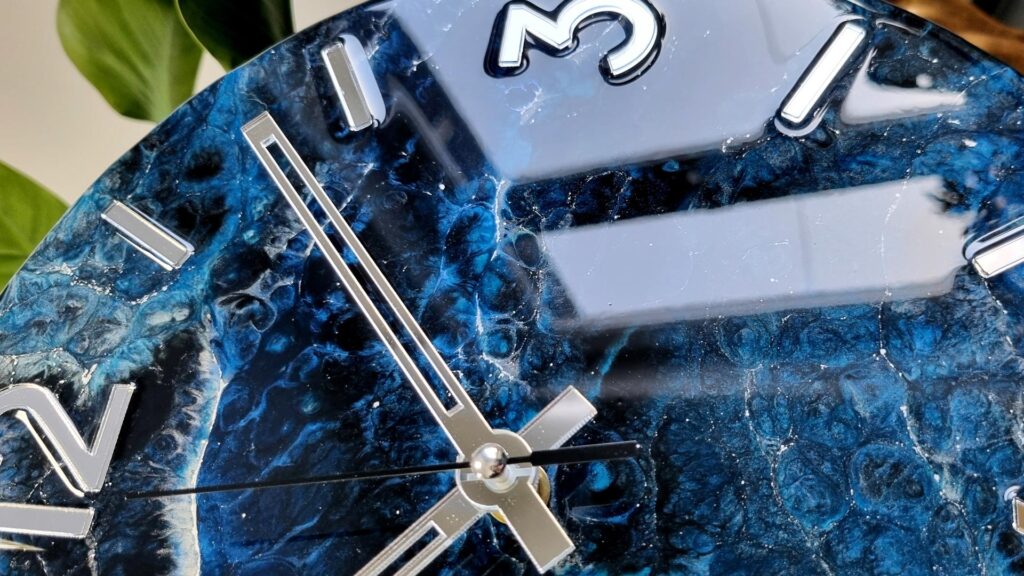 Zegar ścienny granatowy srebrny