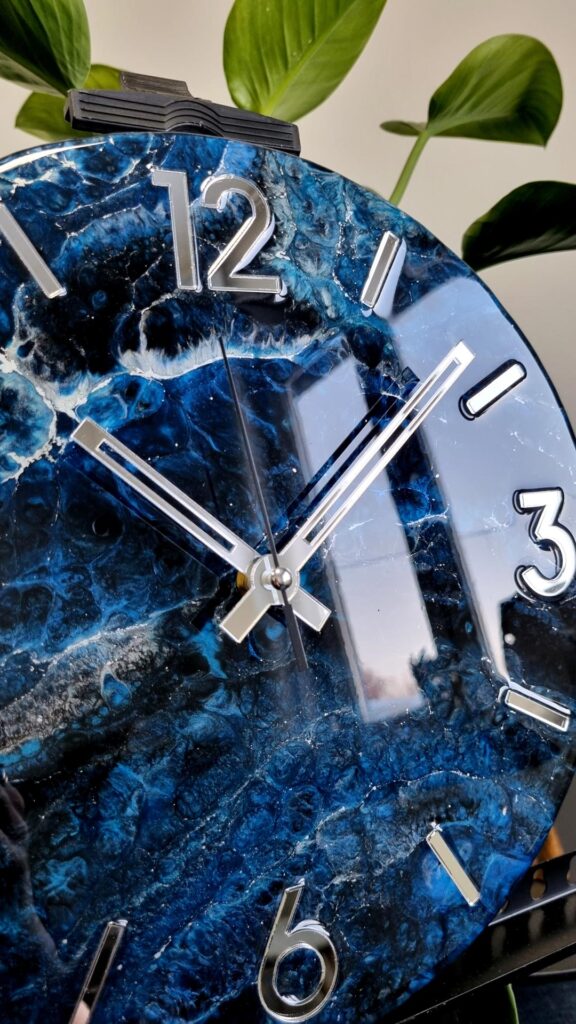 Zegar ścienny granatowy srebrny