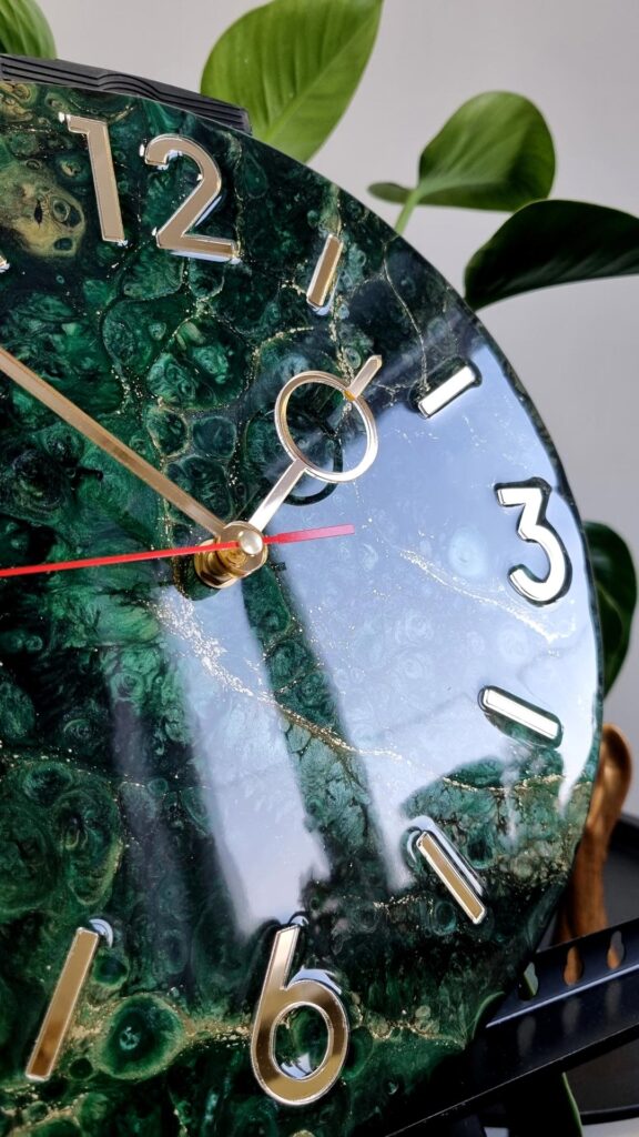 zegar z żywicy zielony złoty 30 cm
