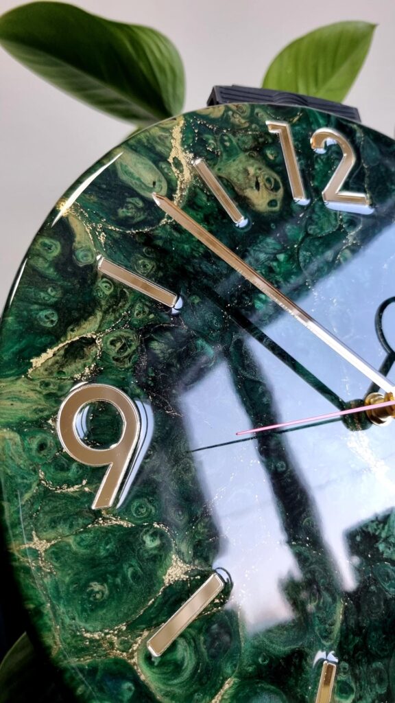zegar z żywicy zielony złoty 30 cm