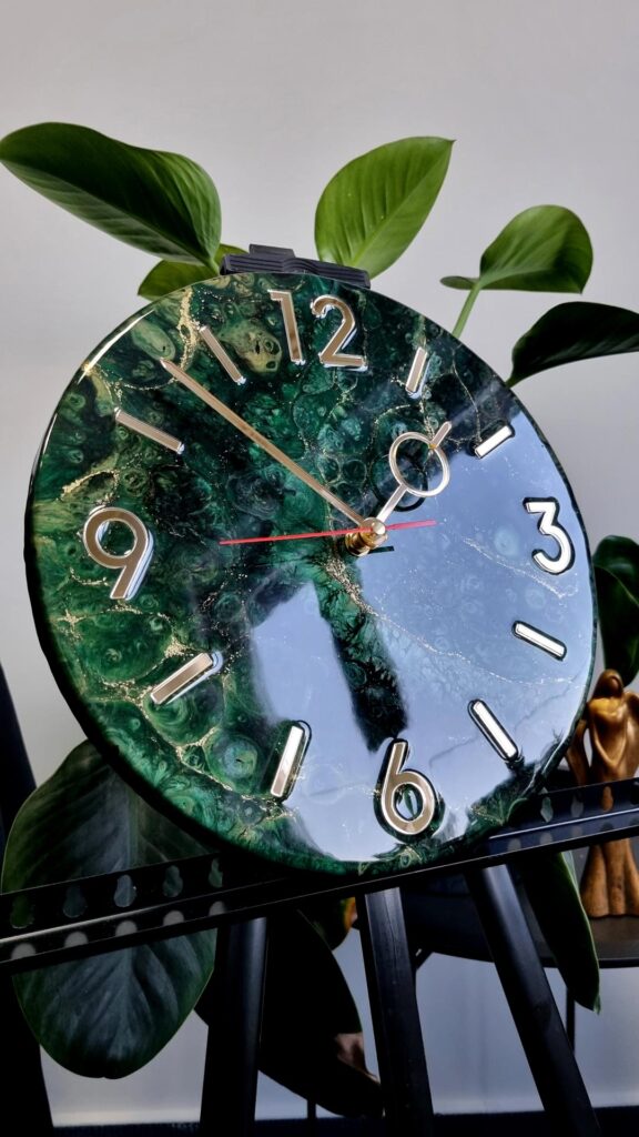 zegar z żywicy zielony złoty 30 cm