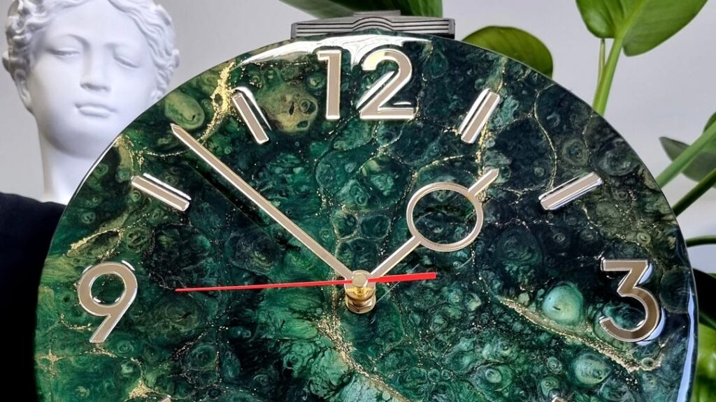 zegar z żywicy zielony złoty 30 cm