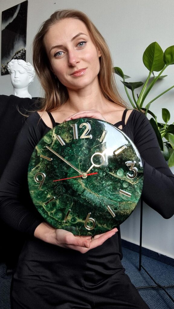 zegar z żywicy zielony złoty 30 cm