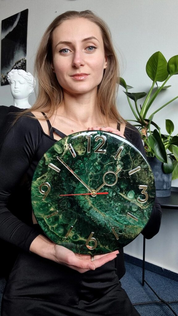 zegar z żywicy zielony złoty 30 cm