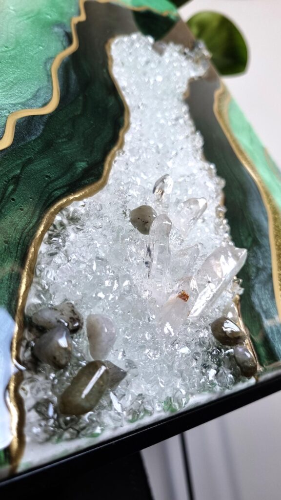 obraz z żywicy geoda zielony