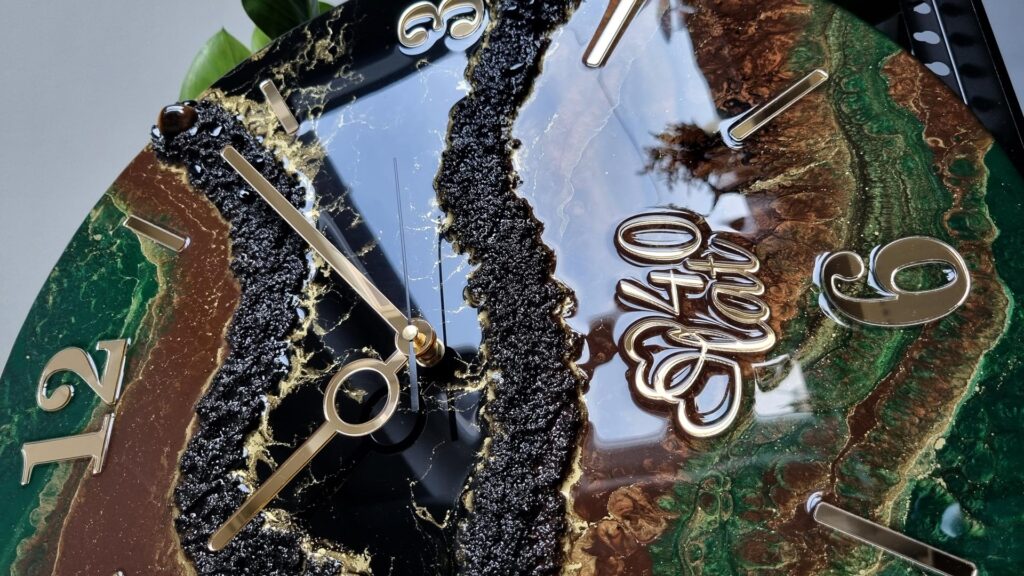 zegar ścienny z żywicy brązowy zielony z napisem 40 lat prezent na rocznicę