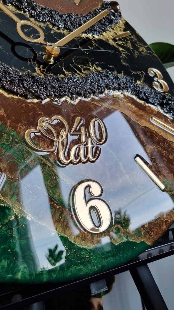 zegar ścienny z żywicy brązowy zielony z napisem 40 lat prezent na rocznicę